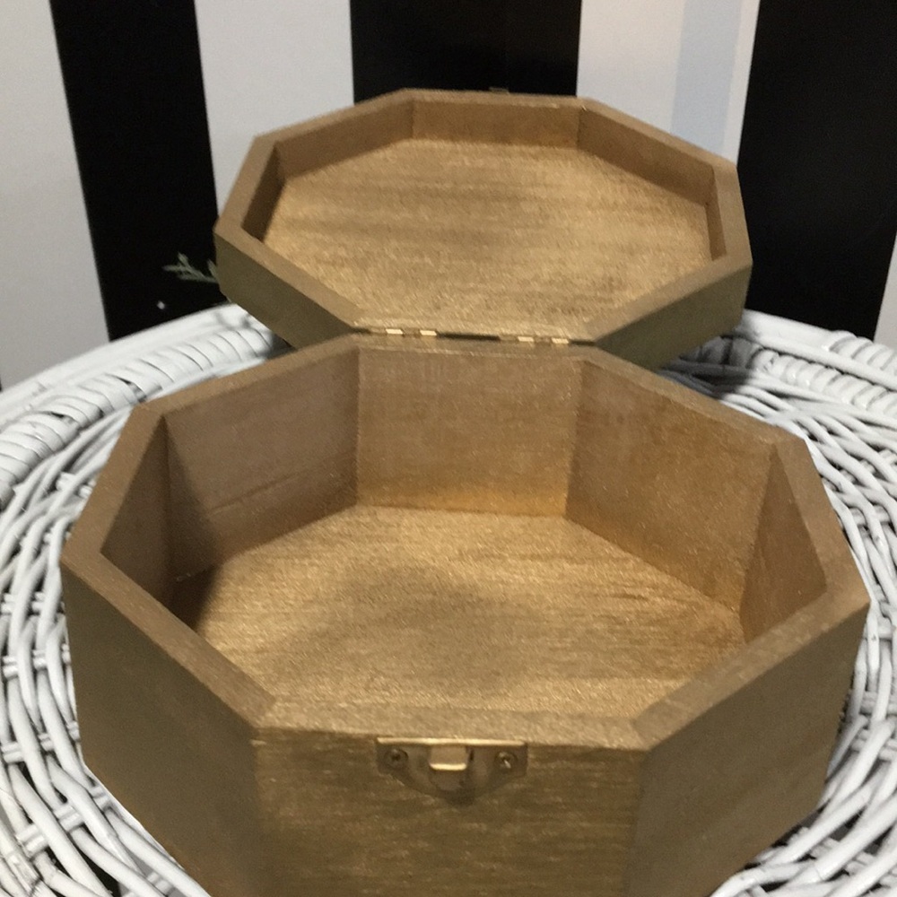 Octagon Shaped Wood Trinket Box With Real Shells on Top Hinged & Latch - Picture 13 of 14